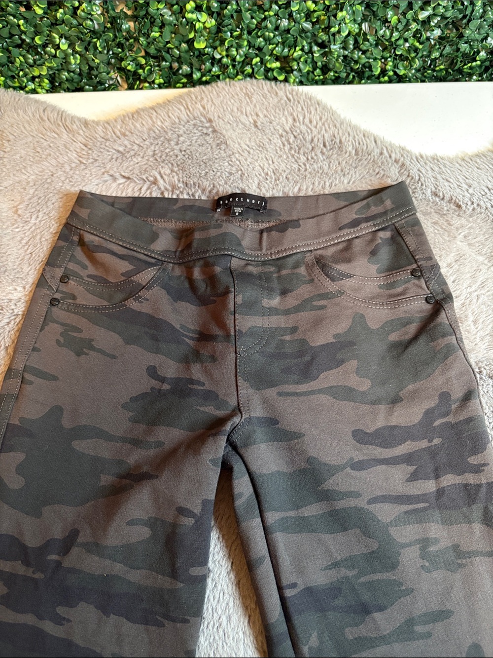 Sanctuary Camo Skinny Pants in Olive & Dark Green Size Small - Picture 2 of 6